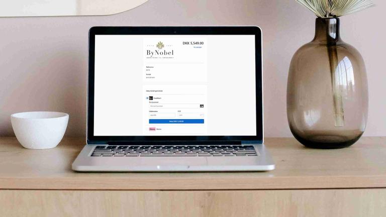 bærbar computer med webshop checkout på