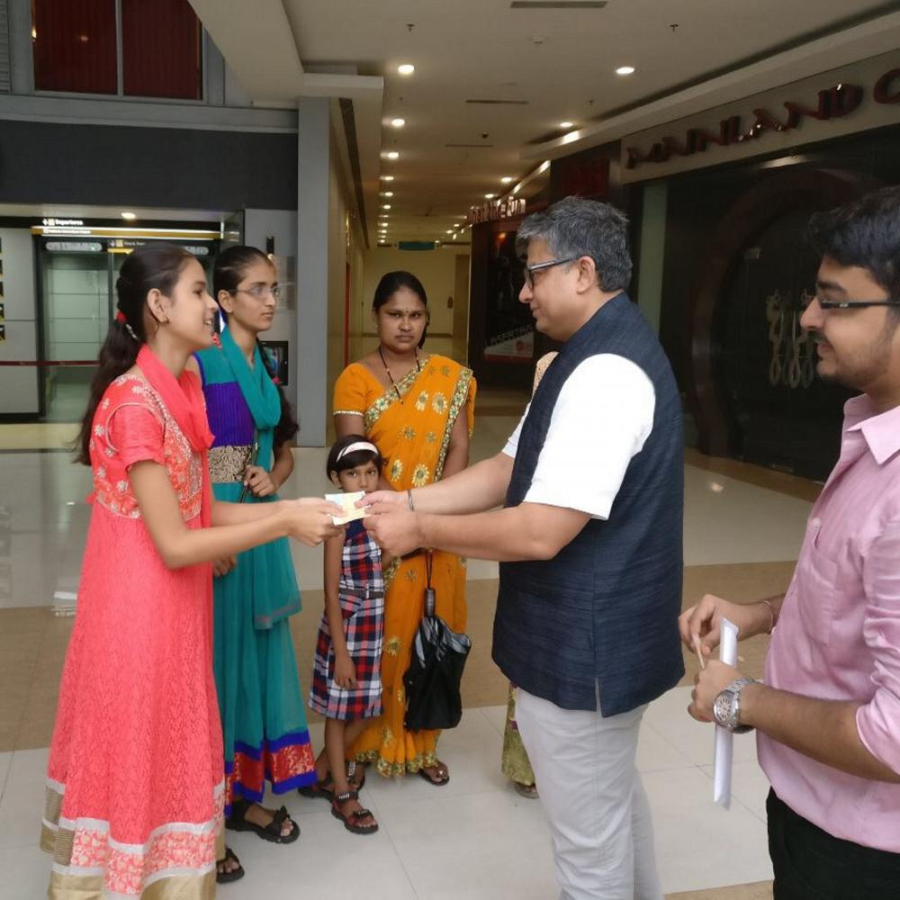 Vinayak Prasad, Executive Director, Verifone, South Asia presenting scholarships to the school