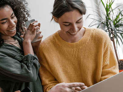 group of ecommerce gurus looking at computer screen to review 2022 digital commerce trends