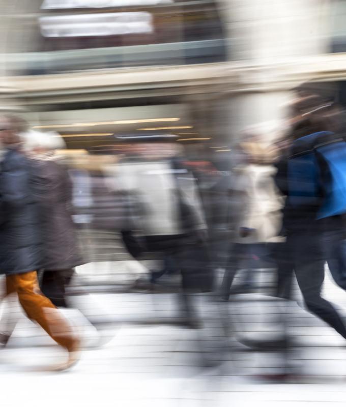 проходя мимо витрины магазина