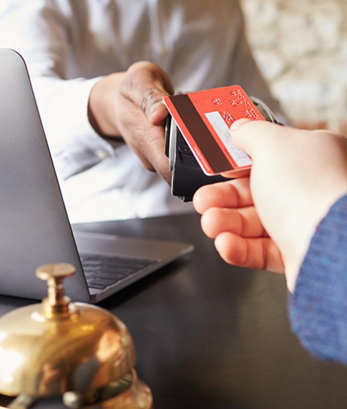 tapping credit card on a vx 690 machine