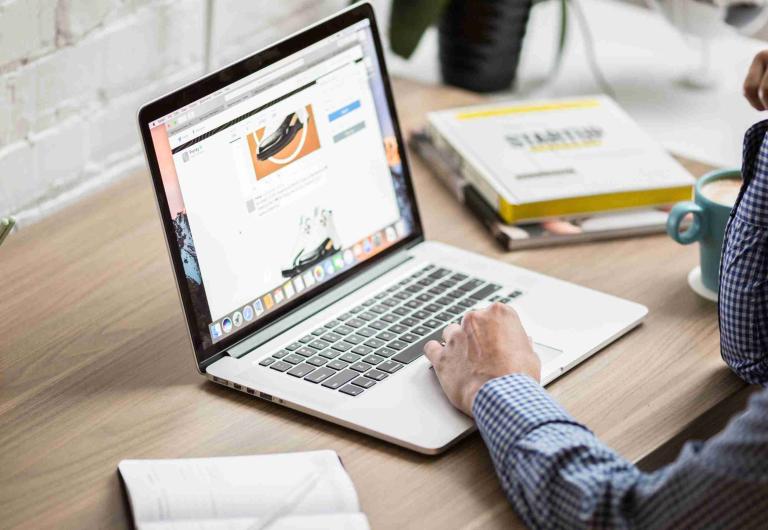 bærbar computer med webshop på