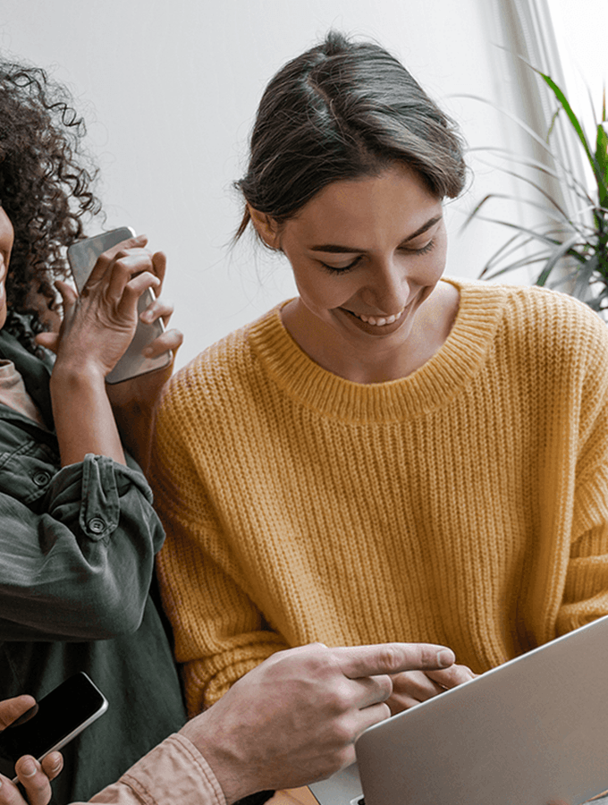 group of ecommerce gurus looking at computer screen to review 2022 digital commerce trends